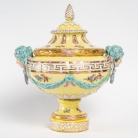 Pot à couvercle en porcelaine de Berlin, manufacture KPM, Konigliche Porzellan Manufaktur, XIXe siècle.