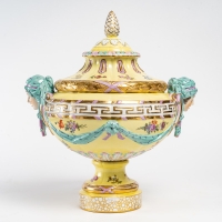 Pot à couvercle en porcelaine de Berlin, manufacture KPM, Konigliche Porzellan Manufaktur, XIXe siècle.