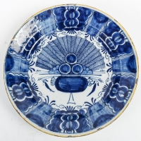 Delft vers 1750 - Réunion de deux plats signés en faïence au décor de Plumes de Paon