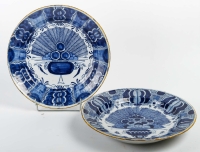 Delft vers 1750 - Réunion de deux plats signés en faïence au décor de Plumes de Paon