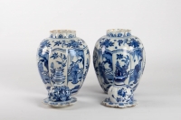 Paire de vases en faïence de Delft XVIIeme