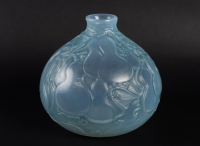 Vase « Courges » verre opalescent double couche patiné bleu de René LALIQUE