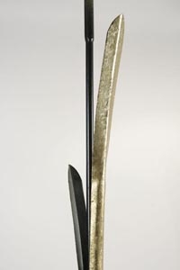 Grand lampadaire des années 1980 en métal peint, patiné et doré.