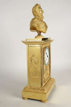 Pendule d&#039;époque Restauration (1815 - 1830) ornée d&#039;un buste d&#039;Henri IV.