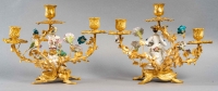 Paire de candélabres en bronze doré avec couple de personnages Meissen. XVIIIe-XIXe siècles.