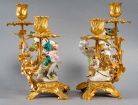 Paire de candélabres en bronze doré avec couple de personnages Meissen. XVIIIe-XIXe siècles.