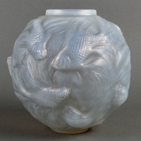 Vase « Formose » verre opalescent double couche patiné gris de René LALIQUE