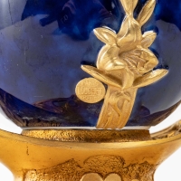 Soliflore bleu nuit en porcelaine monté sur socle en bronze doré, signé Paul Louchet, période Art Nouveau, début XXe siècle