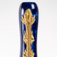 Soliflore bleu nuit en porcelaine monté sur socle en bronze doré, signé Paul Louchet, période Art Nouveau, début XXe siècle