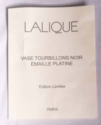 Vase &quot;Tourbillons&quot; cristal noir émaillé platine de LALIQUE FRANCE d&#039;après un modèle de René LALIQUE