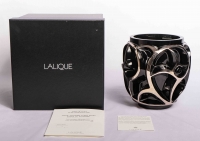 Vase &quot;Tourbillons&quot; cristal noir émaillé platine de LALIQUE FRANCE d&#039;après un modèle de René LALIQUE