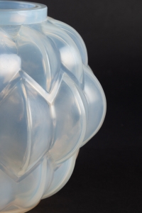 Vase « Nivernais » verre opalescent triple couche de René LALIQUE