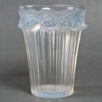 Vase « Boutons d&#039;Or » verre opalescent patiné bleu de René LALIQUE
