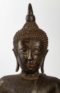 Bouddha bronze assis en position de la prise de la terre à  témoin