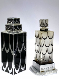 Flacon &quot;Skyscraper&quot; verre blanc émaillé noir de René Lalique