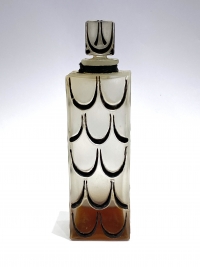 Flacon &quot;Skyscraper&quot; verre blanc émaillé noir de René Lalique