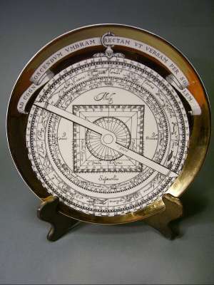 assiette astrolabe Noël 1970 par Fornasetti