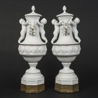 Une Paire De Vases En Porcelaine De Biscuit, Fin XIXè Siècle