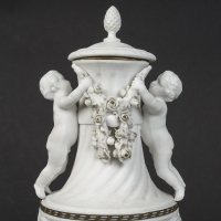 Une Paire De Vases En Porcelaine De Biscuit, Fin XIXè Siècle
