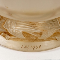 Vase &quot;Frise Aigles&quot; verre blanc patiné sépia de René LALIQUE