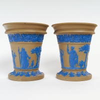 Paire de cache-pots en terre cuite à décor bleu antiquisant, manufacture de Wedgwood, XIXe siècle.
