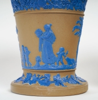 Paire de cache-pots en terre cuite à décor bleu antiquisant, manufacture de Wedgwood, XIXe siècle.
