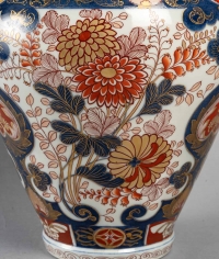 Grand vase en porcelaine à riche décor Imari