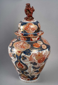 Grand vase en porcelaine à riche décor Imari