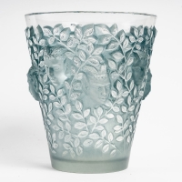 Vase &quot;Silènes&quot; verre blanc patiné bleu de René LALIQUE