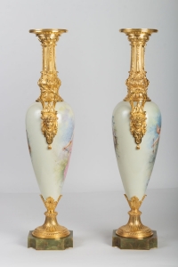 Paire de vases en bronze doré, porcelaine et onyx, XIXème siècle
