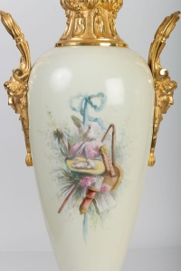 Paire de vases en bronze doré, porcelaine et onyx, XIXème siècle