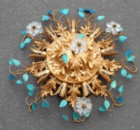 1970′ Plafonnier ou Applique à Décor de Fleurs et Feuilles en Métal Doré dlg Maison Baguès Feuilles en Verre Coloré Bleu