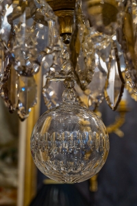 Lustre d’époque Louis XV en bronze doré à décor de poignards et plaquettes en cristal taillé vers 1760