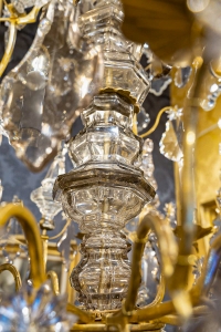 Lustre d’époque Louis XV en bronze doré à décor de poignards et plaquettes en cristal taillé vers 1760