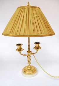 Paire de bougeoirs de style Louis XVI à deux bras de lumière montés en lampe, bronze doré, circa 1880