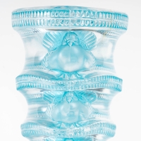 Vase &quot;Saint-Marc&quot; verre blanc patiné bleu de René LALIQUE