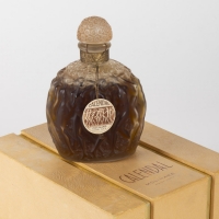 Flacon « Calendal » verre blanc patiné sépia scellé avec boîte, jus d&#039;origine et étiquette de René LALIQUE pour MOLINARD