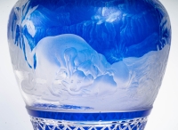 Grand vase bleu et blanc overlay. Attribué à Baccarat 1870.