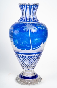Grand vase bleu et blanc overlay. Attribué à Baccarat 1870.