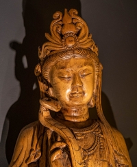 Sculpture chinoise représentant une divinité tenant un scèptre à la main, XIXème