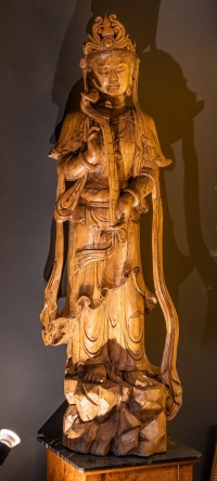 Sculpture chinoise représentant une divinité tenant un scèptre à la main, XIXème