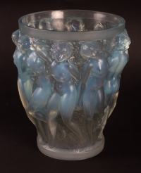 RENE LALIQUE (1860-1945): Vase «Bacchantes &quot; Opalescent