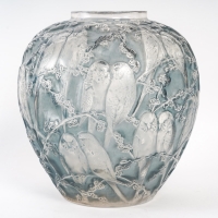 Vase &quot;Perruches&quot; verre blanc patiné bleu de René LALIQUE