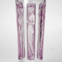 Gobelet &quot;Six Figurines&quot; verre blanc patiné rose de René LALIQUE