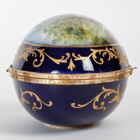 Un coffret à. bijoux en porcelaine en forme d&#039;un oeuf fin XIXème siècle