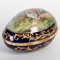 Un coffret à. bijoux en porcelaine en forme d&#039;un oeuf fin XIXème siècle