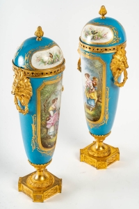 Une paire de vases en porcelaine de style Sèvres fin XIXème siècle