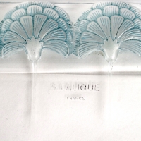 Plateau plat &quot;Oeillets&quot; verre blanc patiné bleu de René LALIQUE