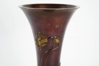 Vase japonais en bronze à décor floral