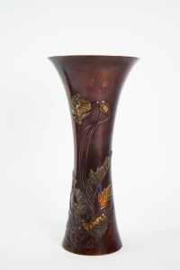 Vase japonais en bronze à décor floral